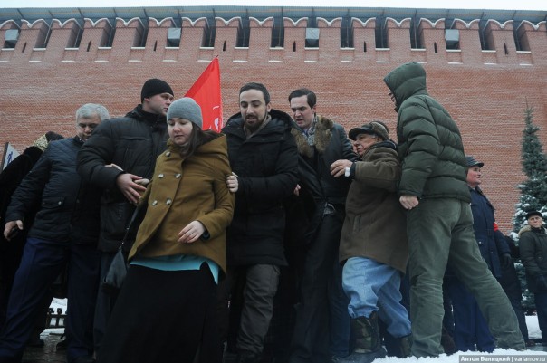 В Москве с криками «Гори в аду!» «православные» подрались с коммунистами у могилы Сталина