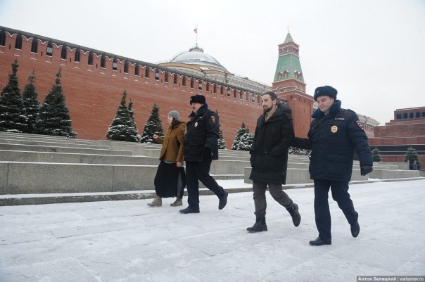 В Москве с криками «Гори в аду!» «православные» подрались с коммунистами у могилы Сталина