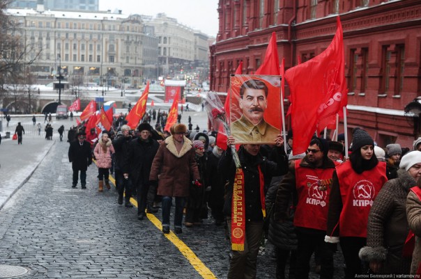 В Москве с криками «Гори в аду!» «православные» подрались с коммунистами у могилы Сталина