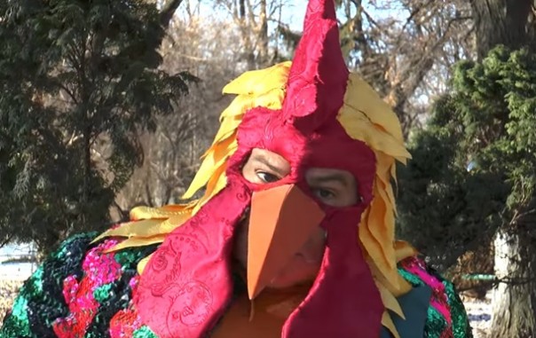 Директор Одесского зоопарка оделся петухом и спел песню