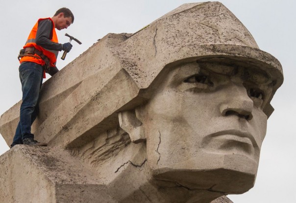 За год на Украине снесли почти 2,5 тысячи советских памятников