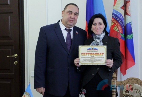 Глава ЛНР встретился с представителями «Ассоциации молодежи Луганщины» и вручил лучшим спортсменам Республики поощрительные денежные сертификаты Глава ЛНР встретился с представителями «Ассоциации молодежи Луганщины» и вручил лучшим спортсменам Республики поощрительные денежные сертификаты