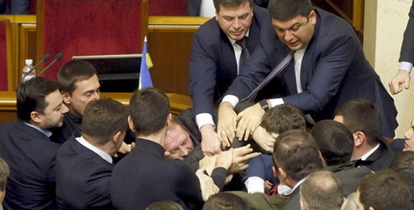 Пьяный сходняк депутатов-порошенковцев закончился побоищем