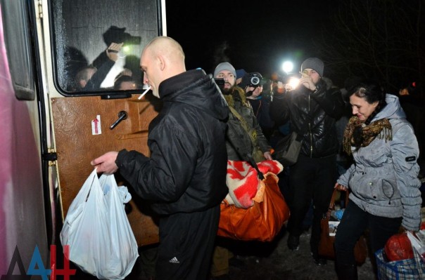 Украина передала представителям ДНР и ЛНР 15 освобожденных из плена лиц Украина передала представителям ДНР и ЛНР 15 освобожденных из плена лиц