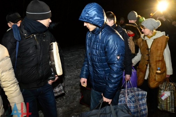 Украина передала представителям ДНР и ЛНР 15 освобожденных из плена лиц