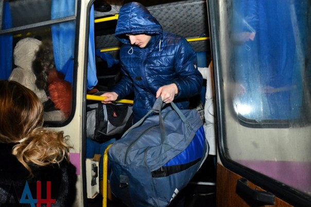 Украина передала представителям ДНР и ЛНР 15 освобожденных из плена лиц Украина передала представителям ДНР и ЛНР 15 освобожденных из плена лиц