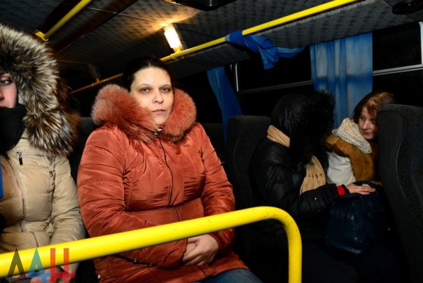 Украина передала представителям ДНР и ЛНР 15 освобожденных из плена лиц Украина передала представителям ДНР и ЛНР 15 освобожденных из плена лиц