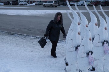 В Первоуральске женщина сумкой гнала гигантский сперматозоид в сторону администрации города