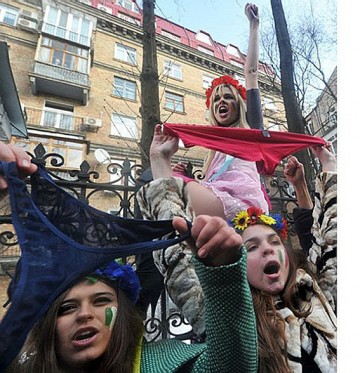 Атака кружевными трусиками