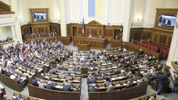 Верховную раду могут распустить весной 2017 года