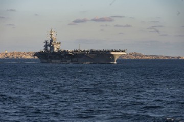 Трое любопытных французских полицейских заблудились на американском авианосце