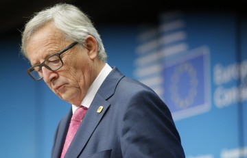 Юнкер выступил против смены курса миграционной политики