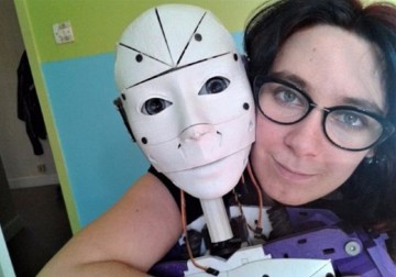Француженка влюбилась в робота и собирается идти с ним под венец