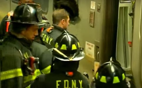 В Бруклине произошла авария пригородного поезда. Появилось видео с места аварии