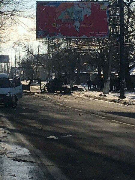 В Донецке произошел ужасающий теракт - взорван микроавтобус В Донецке произошел ужасающий теракт - взорван микроавтобус