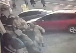 В Киеве группа в масках грабят и разносят игровое заведение