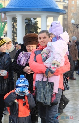 Глава ЛНР посетил народные Рождественские гуляния в столичном храме "Умиление" и поздравил жителей Республики с Рождеством Христовым Глава ЛНР посетил народные Рождественские гуляния в столичном храме "Умиление" и поздравил жителей Республики с Рождеством Христовым