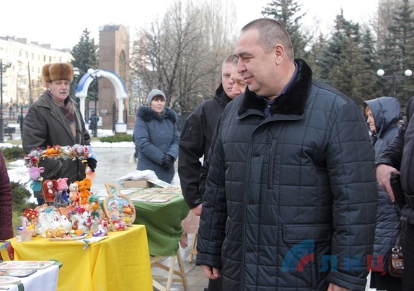 Глава ЛНР посетил народные Рождественские гуляния в столичном храме "Умиление" и поздравил жителей Республики с Рождеством Христовым Глава ЛНР посетил народные Рождественские гуляния в столичном храме "Умиление" и поздравил жителей Республики с Рождеством Христовым