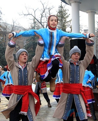 Глава ЛНР посетил народные Рождественские гуляния в столичном храме "Умиление" и поздравил жителей Республики с Рождеством Христовым Глава ЛНР посетил народные Рождественские гуляния в столичном храме "Умиление" и поздравил жителей Республики с Рождеством Христовым