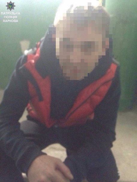 В Харькове пьяные мужчины развлекались, стреляя из окна высотки по прохожим В Харькове пьяные мужчины развлекались, стреляя из окна высотки по прохожим