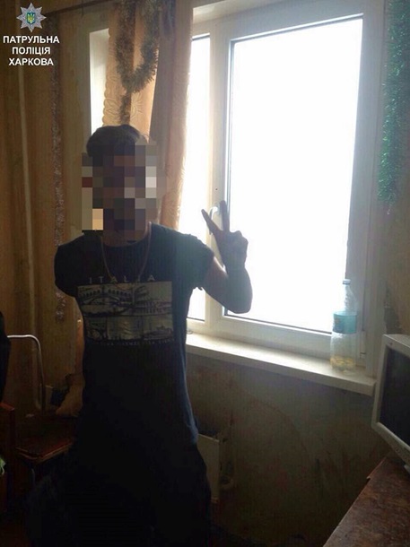 В Харькове пьяные мужчины развлекались, стреляя из окна высотки по прохожим В Харькове пьяные мужчины развлекались, стреляя из окна высотки по прохожим