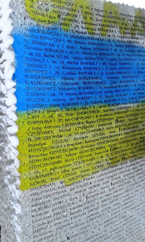 На Украине взорвали и осквернили памятник убитым дивизией СС "Галичина" полякам в Гуте Пеняцкой На Украине взорвали и осквернили памятник убитым дивизией СС "Галичина" полякам в Гуте Пеняцкой