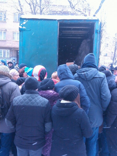 Как вы думаете, куда стоит эта очередь во Львове? Как вы думаете, куда стоит эта очередь во Львове?