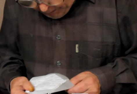 Связь поколений: ветеран ВОВ читает письмо от бойца ВС ДНР