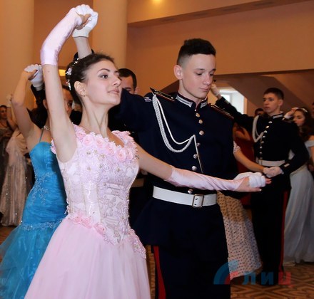 Первый в ЛНР Святочный бал состоялся в Луганске Первый в ЛНР Святочный бал состоялся в Луганске