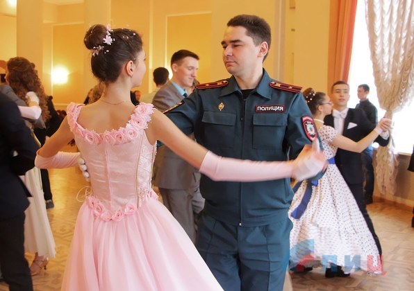 Первый в ЛНР Святочный бал состоялся в Луганске Первый в ЛНР Святочный бал состоялся в Луганске