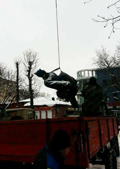 В Хмельницком снесли памятник автору Павки Корчагина — писателю Островскому