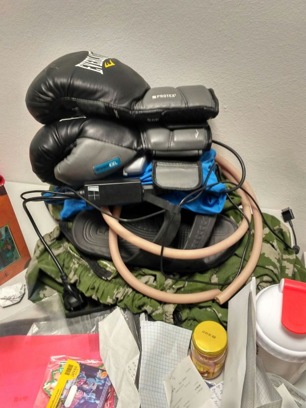 Российские шпионы с военными билетами и медалью от Шойгу требовали пустить их на Украину без очереди Российские шпионы с военными билетами и медалью от Шойгу требовали пустить их на Украину без очереди