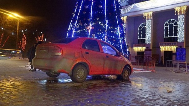 ЧП в Мариуполе: пьяный в хлам полицейский вьехал в главную городскую елку
