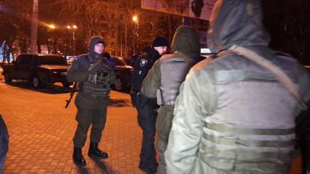 ЧП в Мариуполе: пьяный в хлам полицейский вьехал в главную городскую елку ЧП в Мариуполе: пьяный в хлам полицейский вьехал в главную городскую елку