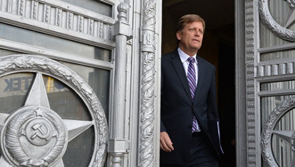 Экс-посол США в России Макфол отмечает Новый год с русской водкой