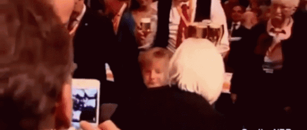 Лучшие видео-2016: Меркель в пиве, истерика в эфире и храбрый бегемотик