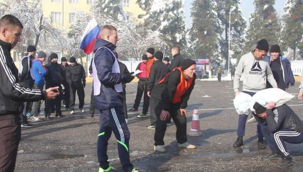 Суровый Новый год: военные приседали с мешками песка и таскали "Урал"