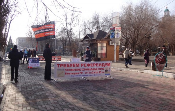 На пикет в поддержку Путина в Астрахани вышло всего пять человек.