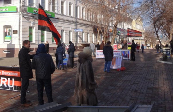 На пикет в поддержку Путина в Астрахани вышло всего пять человек.