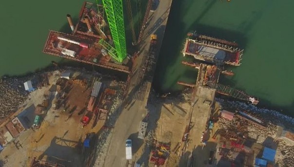 Строители Крымского моста завершили половину свайных работ