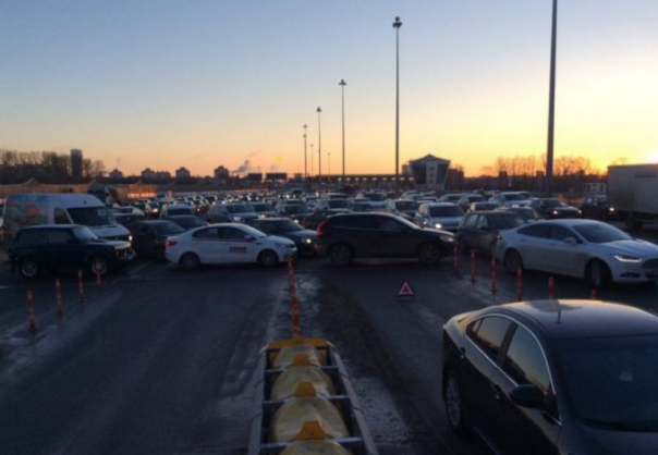 Дальнобойщики парализовали работу ЗСД на Благодатной