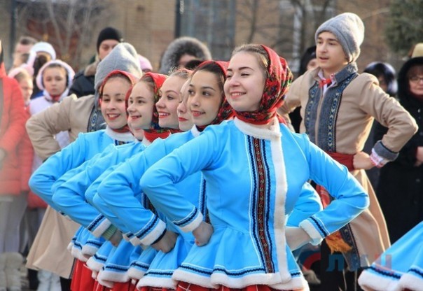 Глава ЛНР посетил народные Рождественские гуляния в столичном храме "Умиление" и поздравил жителей Республики с Рождеством Христовым Глава ЛНР посетил народные Рождественские гуляния в столичном храме "Умиление" и поздравил жителей Республики с Рождеством Христовым