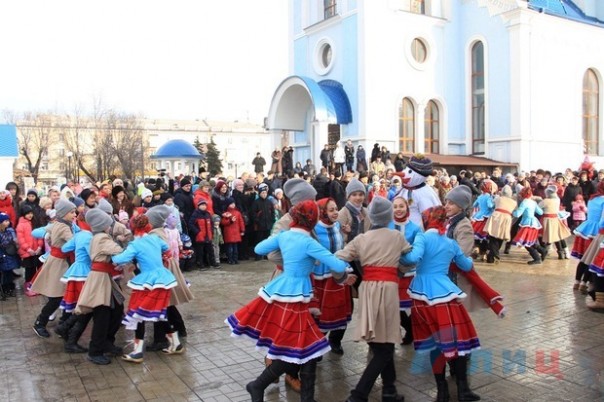 Глава ЛНР посетил народные Рождественские гуляния в столичном храме "Умиление" и поздравил жителей Республики с Рождеством Христовым Глава ЛНР посетил народные Рождественские гуляния в столичном храме "Умиление" и поздравил жителей Республики с Рождеством Христовым
