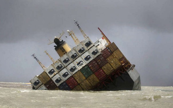 Российские моряки спасают терпящее бедствие судно Российские моряки спасают терпящее бедствие судно