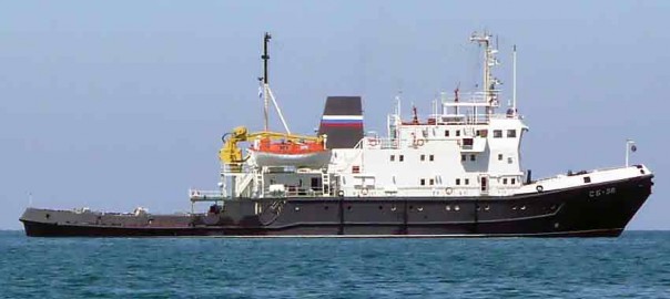 Российские моряки спасают терпящее бедствие судно