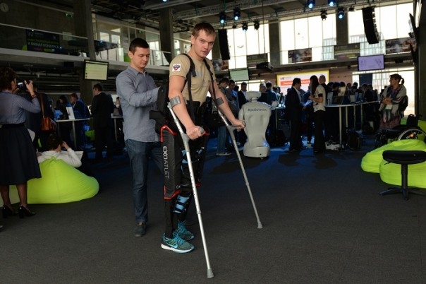 В России парализованные пациенты сделали первые шаги с помощью экзоскелетов В России парализованные пациенты сделали первые шаги с помощью экзоскелетов