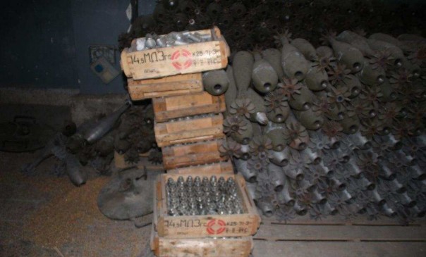 Российские саперы в Алеппо обнаружили 6 больших складов террористов Российские саперы в Алеппо обнаружили 6 больших складов террористов