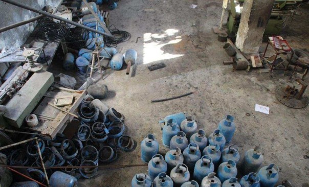 Российские саперы в Алеппо обнаружили 6 больших складов террористов Российские саперы в Алеппо обнаружили 6 больших складов террористов