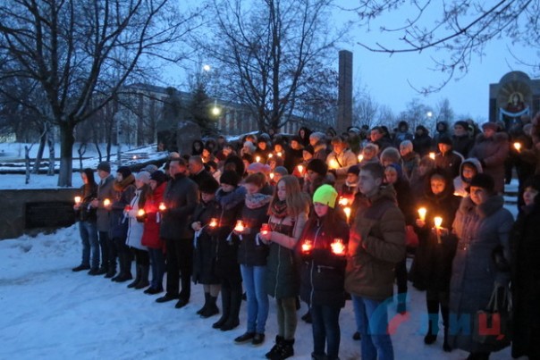 В Луганской Республике прошли акции «Свеча памяти». 1000 дней вопреки. Вспомнили поименно всех земляков, погибших за время так называемой "АТО"