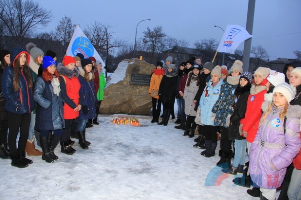 В Луганской Республике прошли акции «Свеча памяти». 1000 дней вопреки. Вспомнили поименно всех земляков, погибших за время так называемой "АТО" В Луганской Республике прошли акции «Свеча памяти». 1000 дней вопреки. Вспомнили поименно всех земляков, погибших за время так называемой "АТО"
